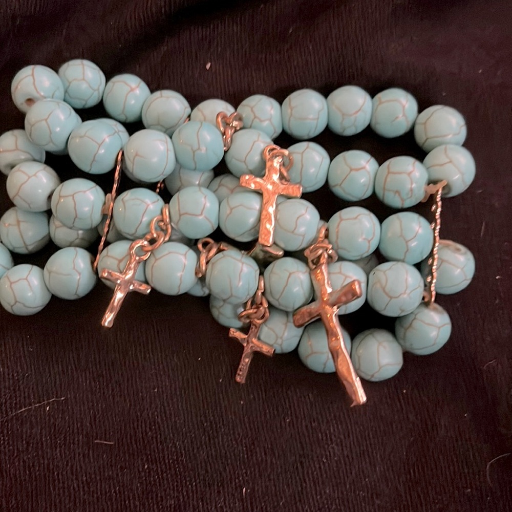 Turquoise stretchable bracelet with gold crosses